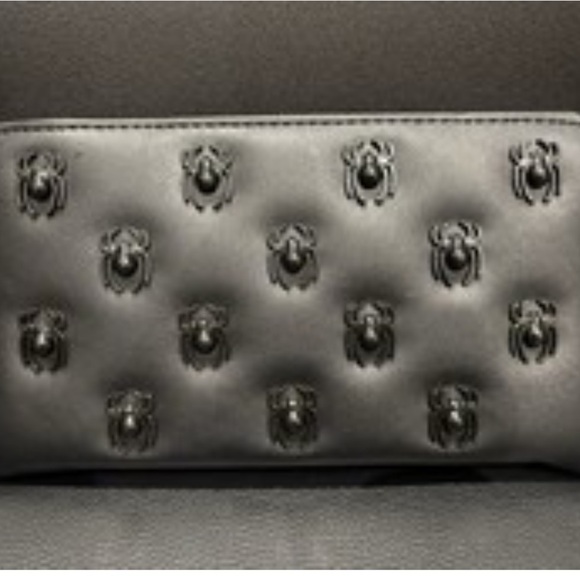 🕷️BETSEY JOHNSON ZIP AROUND SPIDER WRISTLET/WALLET🕷️NWT - Picture 10 of 10